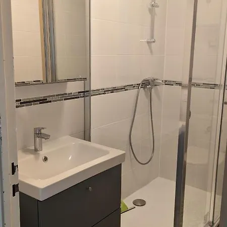 Climatise Avec Coin Nuit 150m De La Apartament